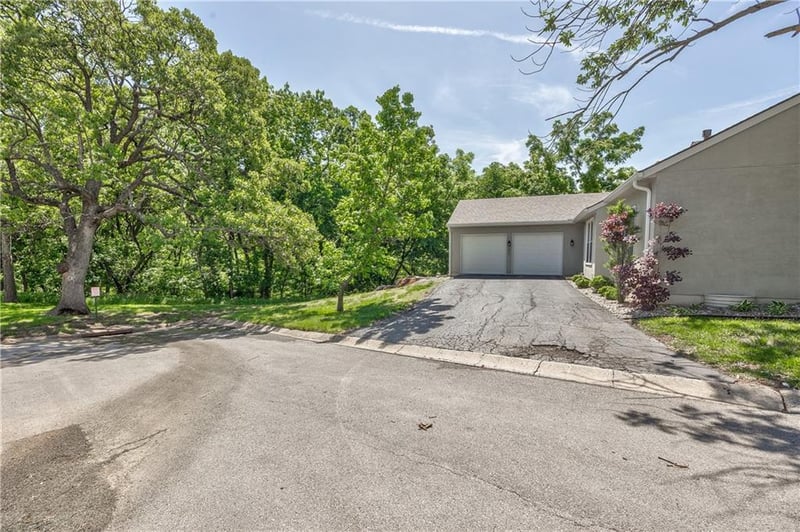 10781 Oakmont St, Overland Park, KS 66210