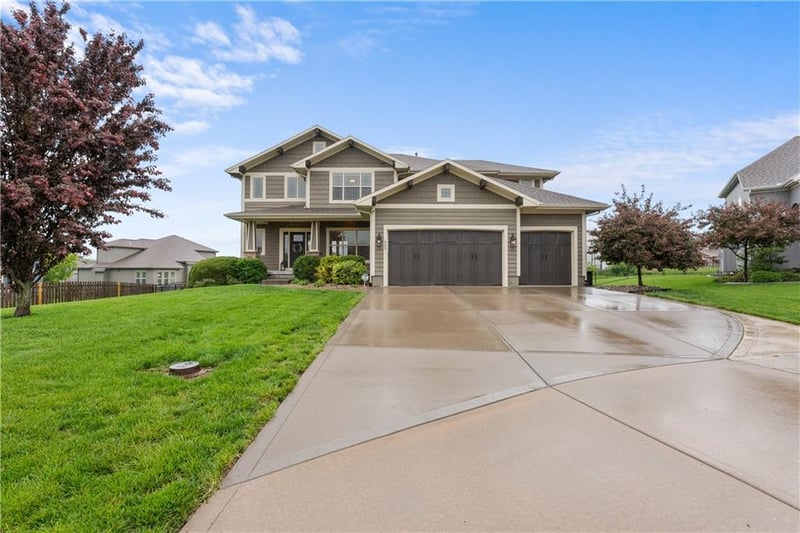 405 SE Mill Creek Cir, Lee's Summit, MO 64063