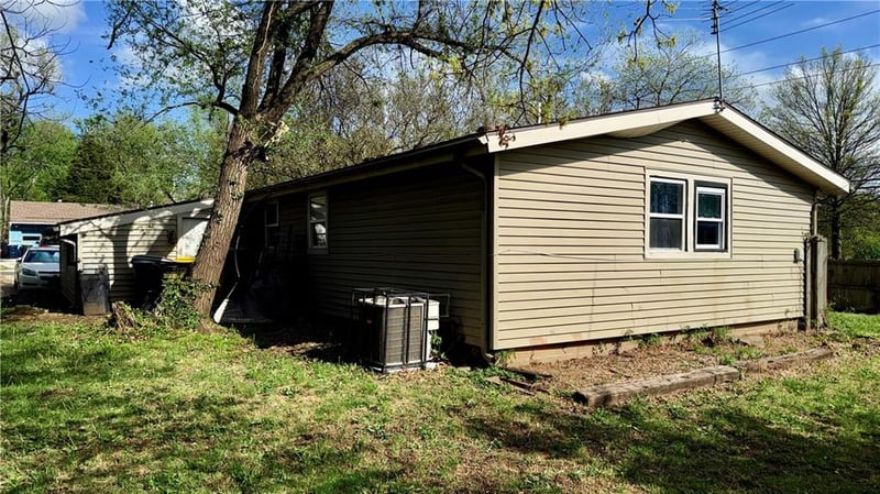 8620 Winchester Ave, Kansas City, MO 64138