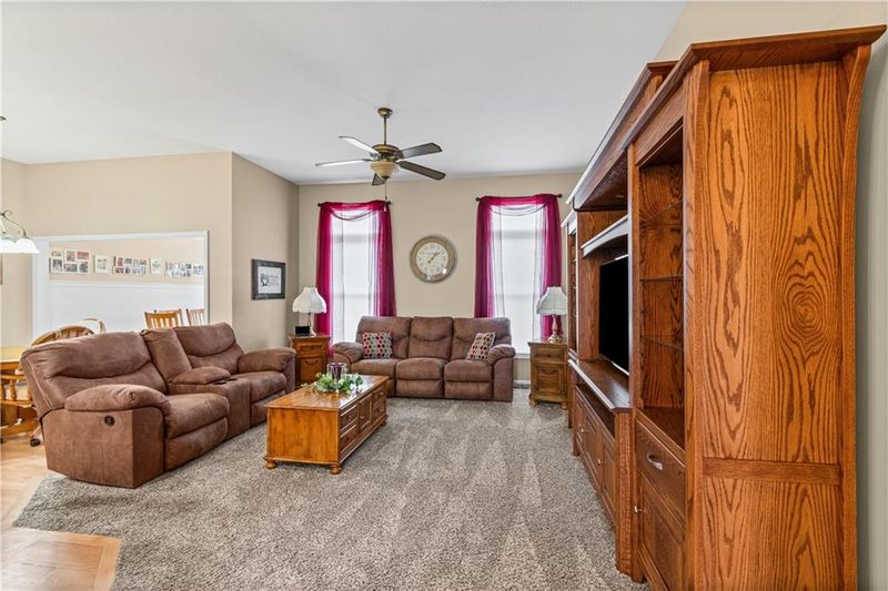 910 Timberline Dr, Cameron, MO 64429