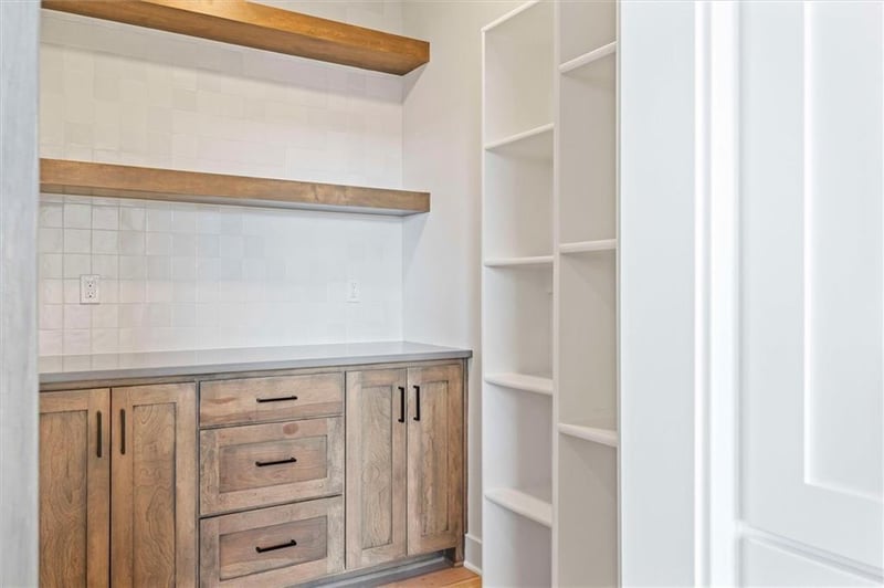 1913 Fern Cir, Lee's Summit, MO 64082