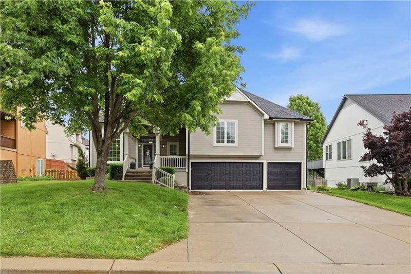 3008 Saddlewood Dr, Lee's Summit, MO 64081