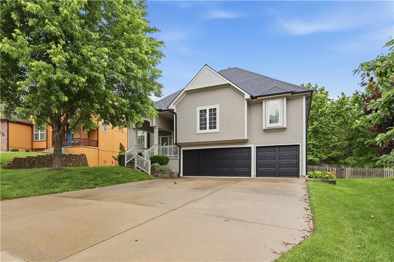 3008 Saddlewood Dr, Lee's Summit, MO 64081