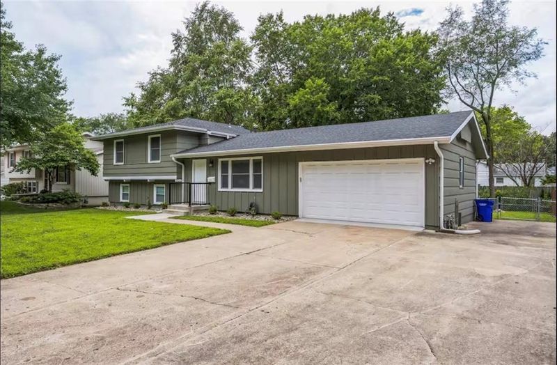 9010 Eby Dr, Overland Park, KS 66212
