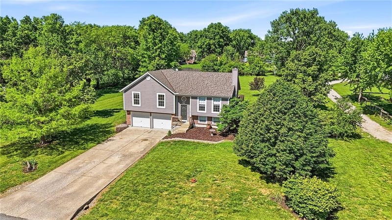 19610 Rosewood Dr, Stilwell, KS 66085
