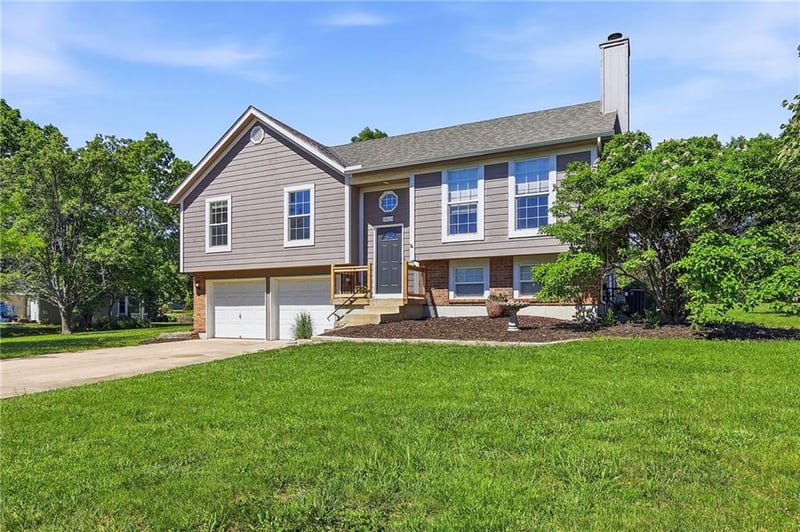 19610 Rosewood Dr, Stilwell, KS 66085