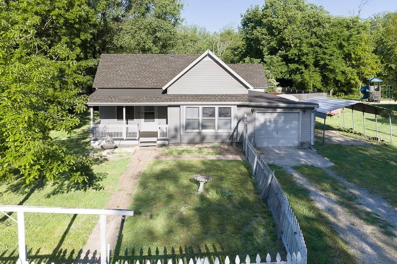 124 Gould St, Tonganoxie, KS 66086