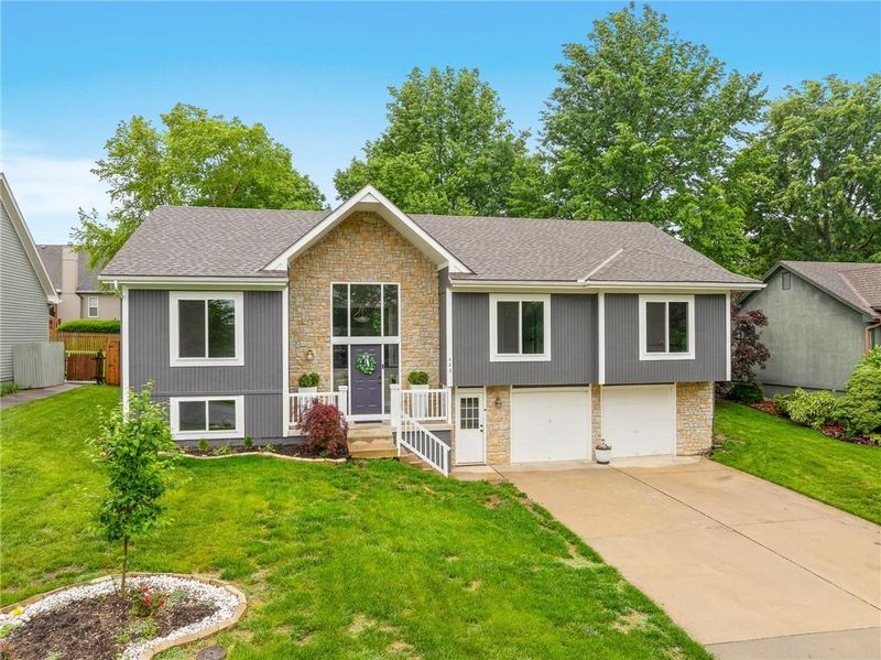 423 SW Windmill Ln, Lee's Summit, MO 64082