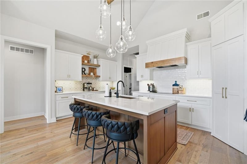 161 NW Carson Dr, Lee's Summit, MO 64081