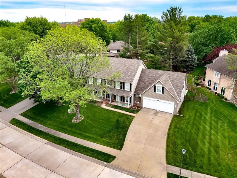 513 Pinewood Dr, St Joseph, MO 64506