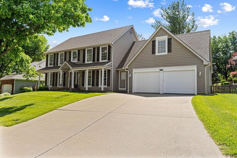 513 Pinewood Dr, St Joseph, MO 64506