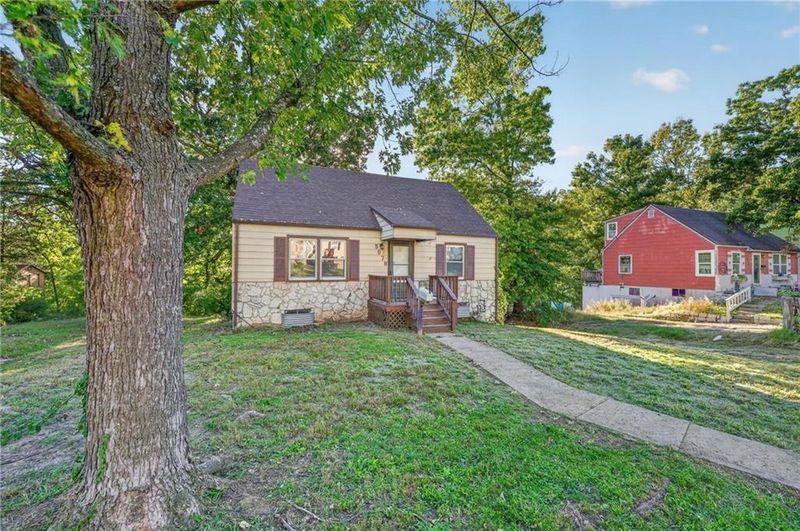 5078 Glenside Dr, Kansas City, MO 64129