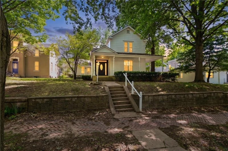 613 Chestnut St, Leavenworth, KS 66048