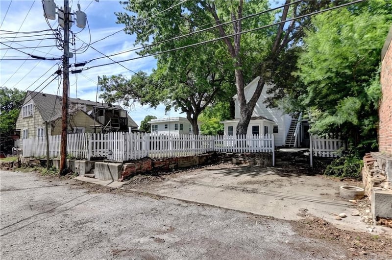 613 Chestnut St, Leavenworth, KS 66048