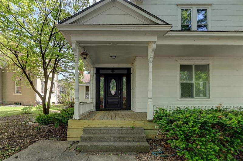613 Chestnut St, Leavenworth, KS 66048