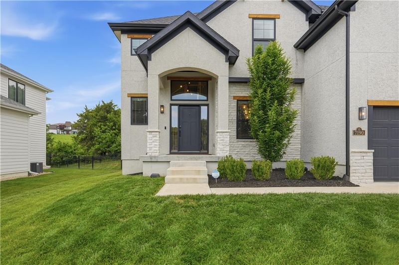 7190 N National Dr, Parkville, MO 64152