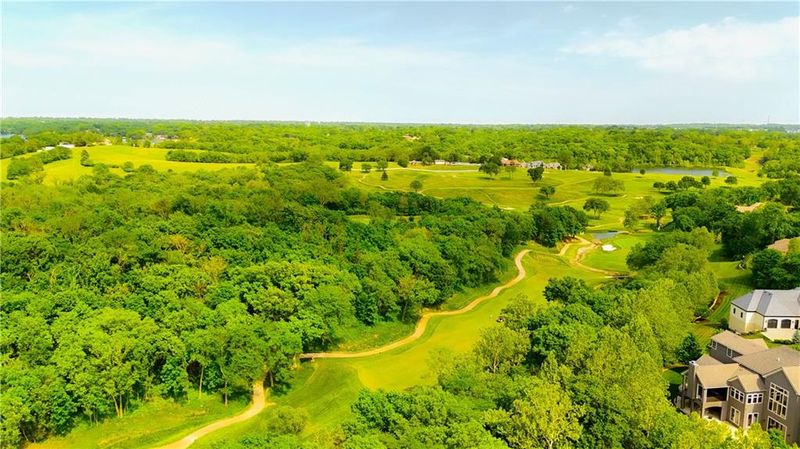 7190 N National Dr, Parkville, MO 64152