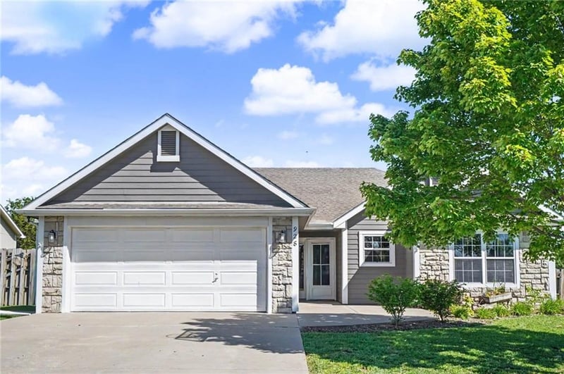 928 Bluestem Dr, Baldwin City, KS 66006
