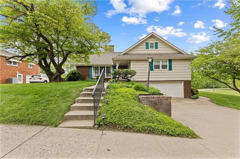 1902 Park Ridge Dr, St Joseph, MO 64503