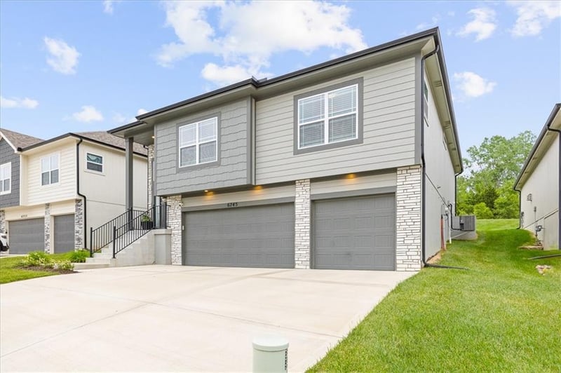 6745 Prairie Ln, Parkville, MO 64152