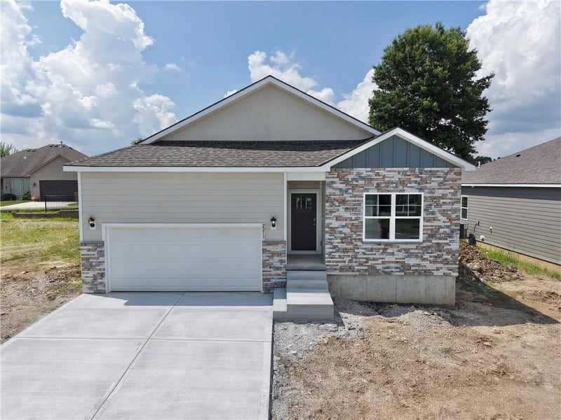 2213 Crestview Pl, Raymore, MO 64083