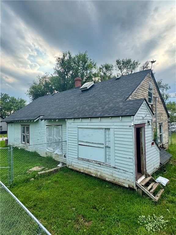 206 W 3rd St, Creighton, MO 64739