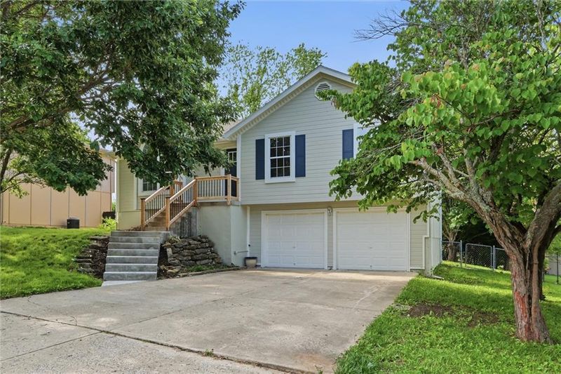 1611 Stasi Ave, Raymore, MO 64083