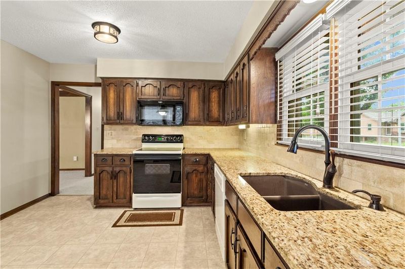 2505 S Whitney Ave, Independence, MO 64057