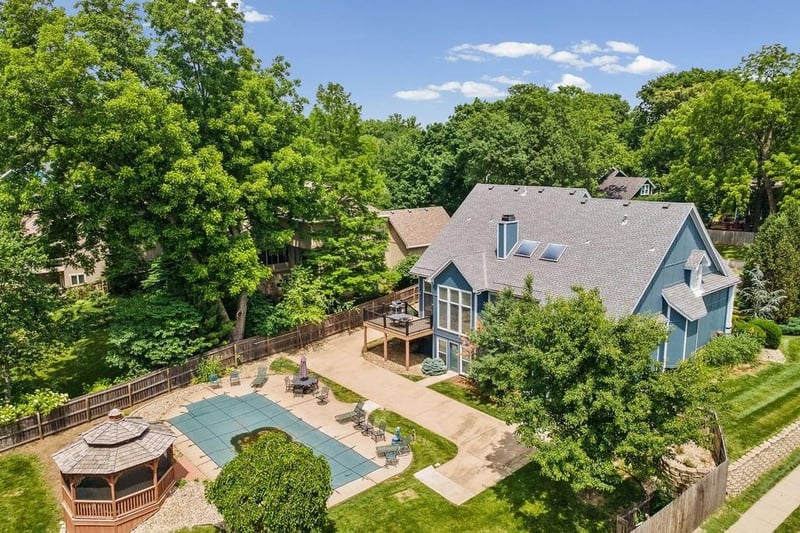 5820 Robinson Ln, Overland Park, KS 66202
