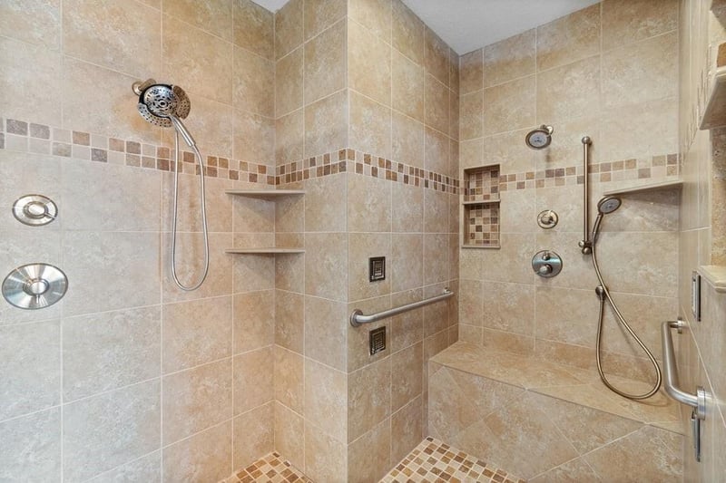 5820 Robinson Ln, Overland Park, KS 66202