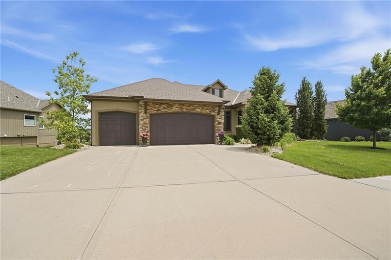 906 Creekmoor Dr, Raymore, MO 64083