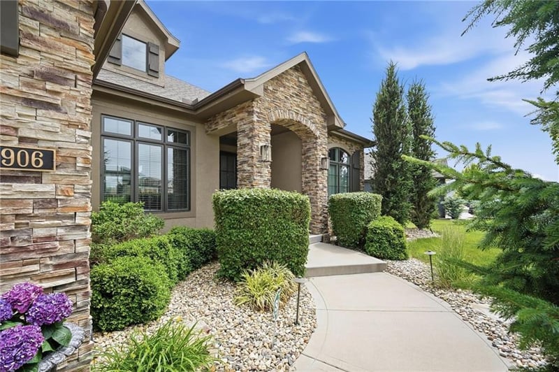 906 Creekmoor Dr, Raymore, MO 64083