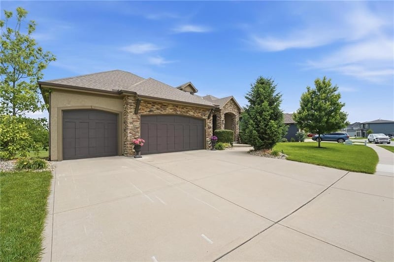 906 Creekmoor Dr, Raymore, MO 64083