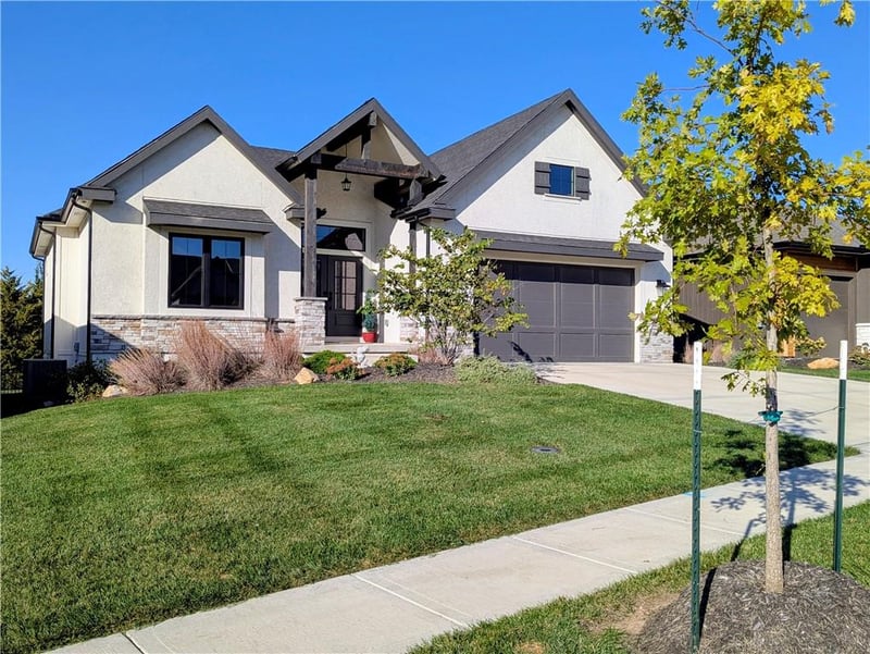 22076 W 93rd Ter, Lenexa, KS 66220