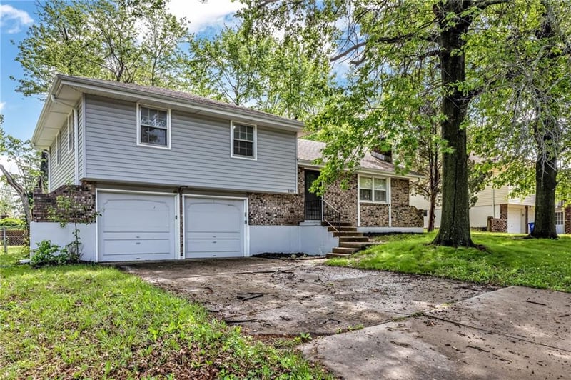 1311 Highland Dr, Lee's Summit, MO 64081