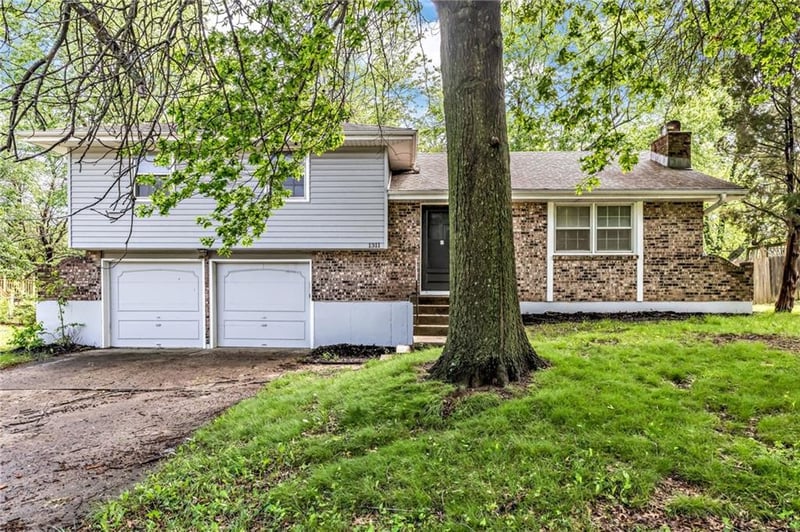 1311 Highland Dr, Lee's Summit, MO 64081