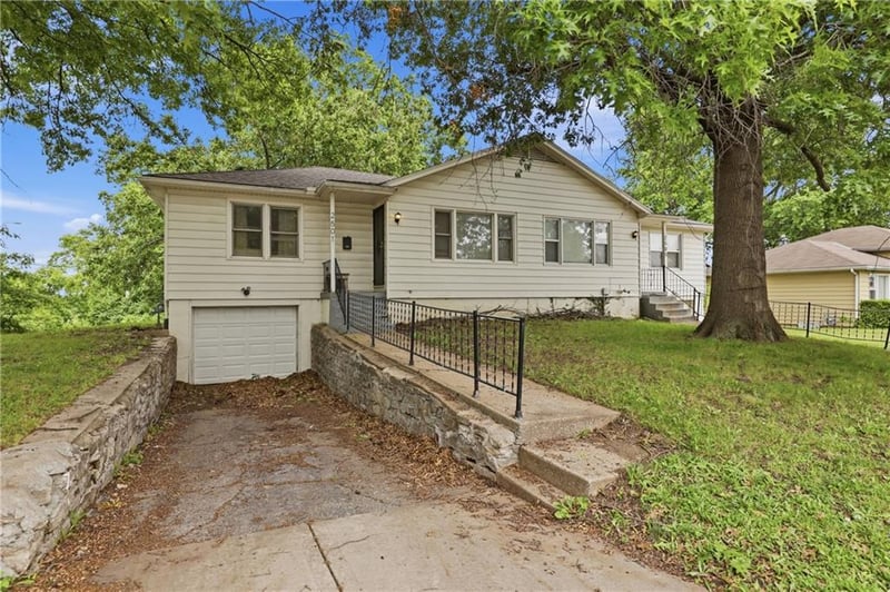 2501 Oakley Ave, Kansas City, MO 64127