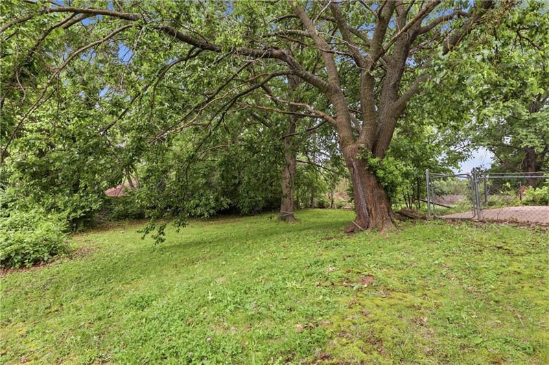 2501 Oakley Ave, Kansas City, MO 64127