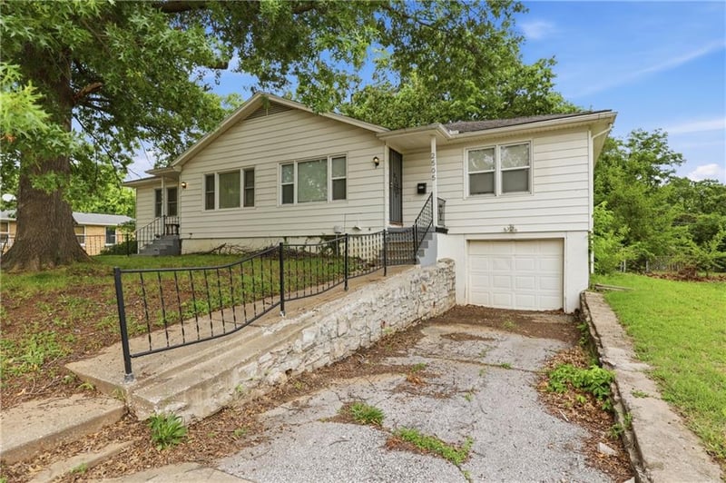 2501 Oakley Ave, Kansas City, MO 64127