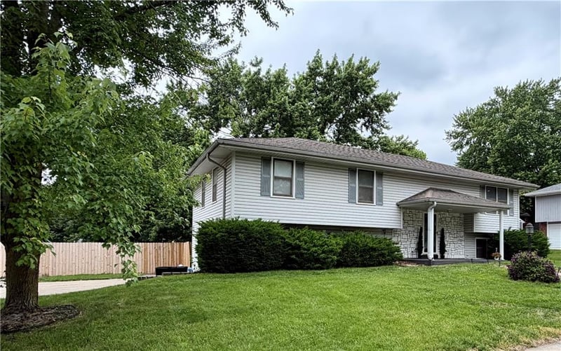 2010 Buckingham St, St Joseph, MO 64506