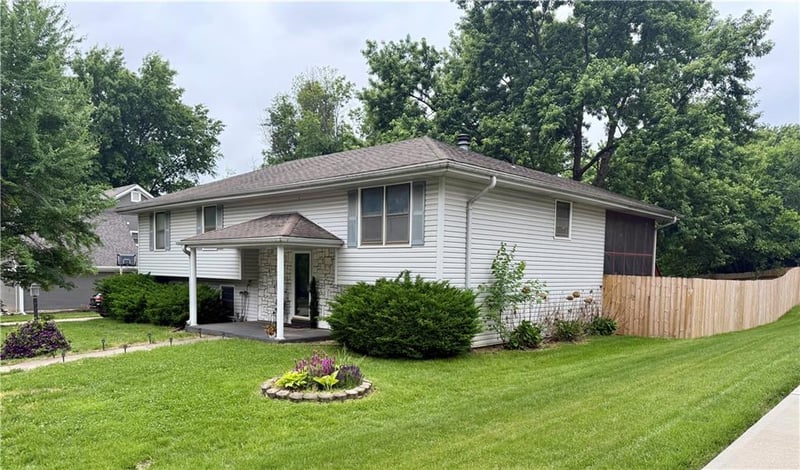 2010 Buckingham St, St Joseph, MO 64506