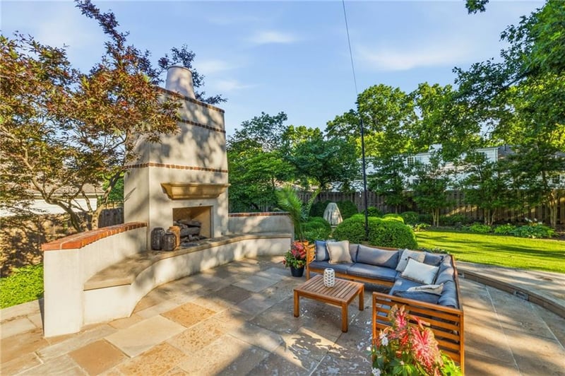 2211 W 69th Ter, Mission Hills, KS 66208