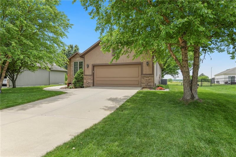 29374 Rockwood Ave, Paola, KS 66071