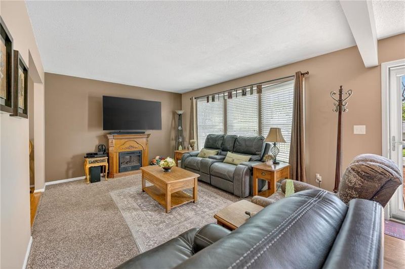 8402 68th St, Kansas City, MO 64152