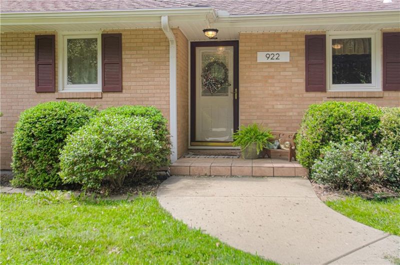 922 Ridgeway Dr, Liberty, MO 64068