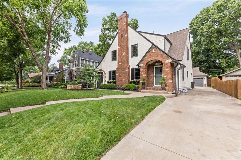 6642 Main St, Kansas City, MO 64113