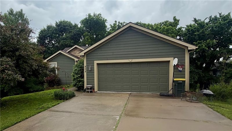 802 Hithergreen Ct, Lansing, KS 66043