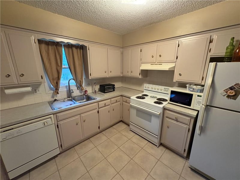 1404 NW Sandalwood Ct, Blue Springs, MO 64015