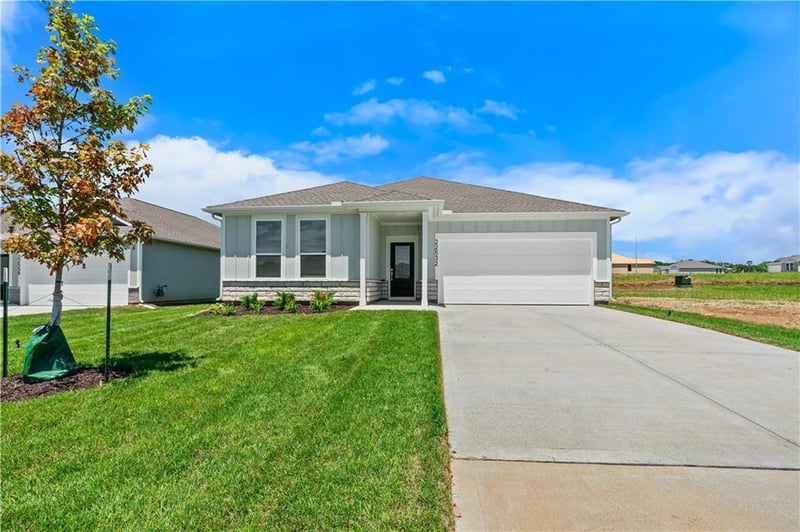 21395 Cleveland St, Spring Hill, KS 66083
