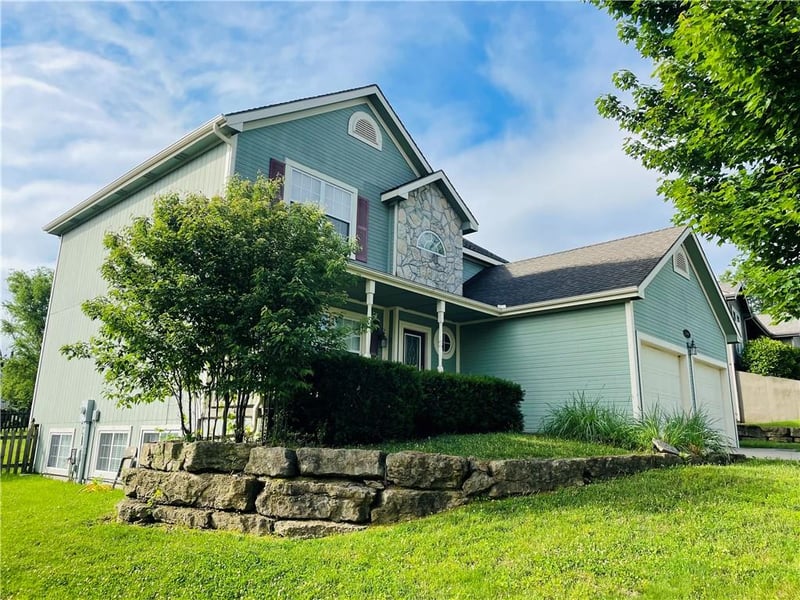 3809 Clayton Dr, Leavenworth, KS 66048